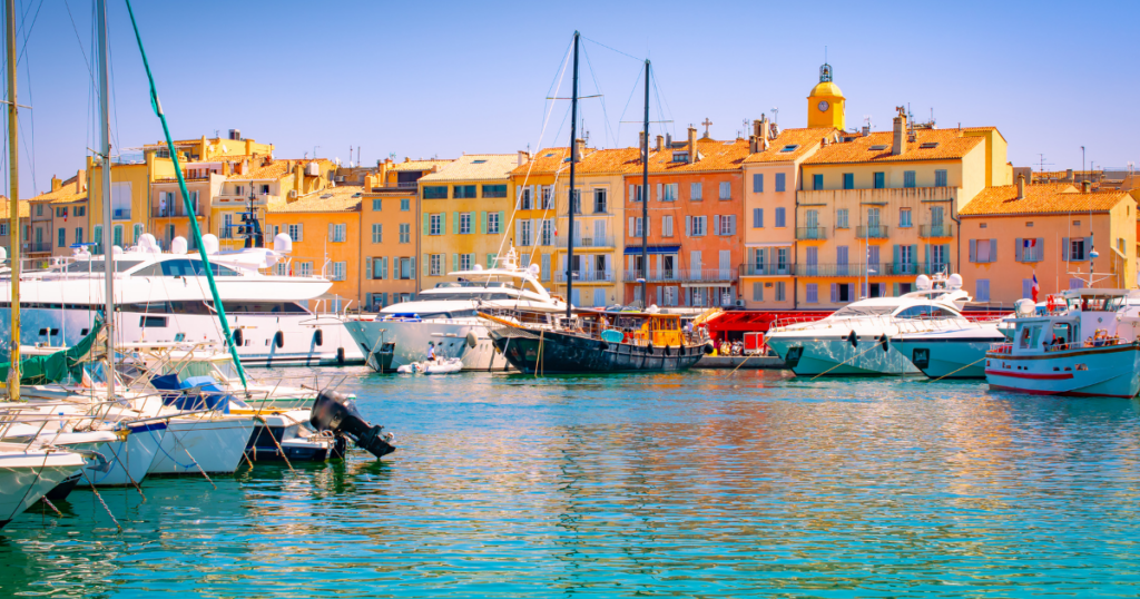 法國漁村聖特羅佩（Saint-Tropez），鼓勵遊客「夏天不要來」。（圖／canva）