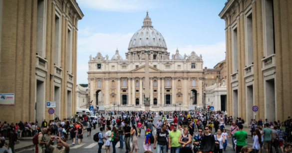 「過度旅遊」（Overtourism）的現象，已經衍生出很多問題。（圖／canva）