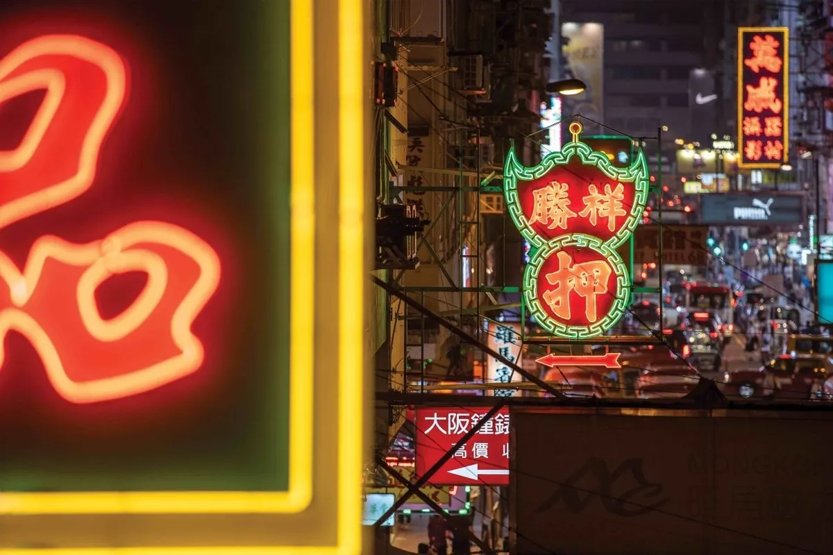 香港景點旺角行人天橋目前仍保留著傳統霓虹燈招牌。（圖：香港旅遊發展局）