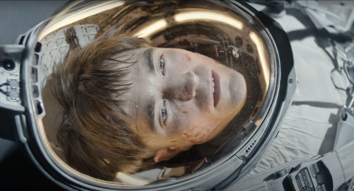 mickeymovie2024ilady 《米奇17號》電影劇照。(圖/華納兄弟影業 提供)