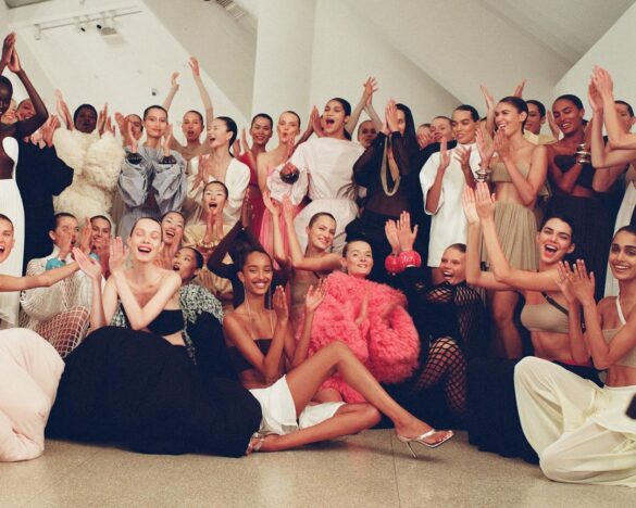 伸展台上的模特兒，光鮮亮麗的背後，有多少辛酸呢？（圖／maisonalaia IG）