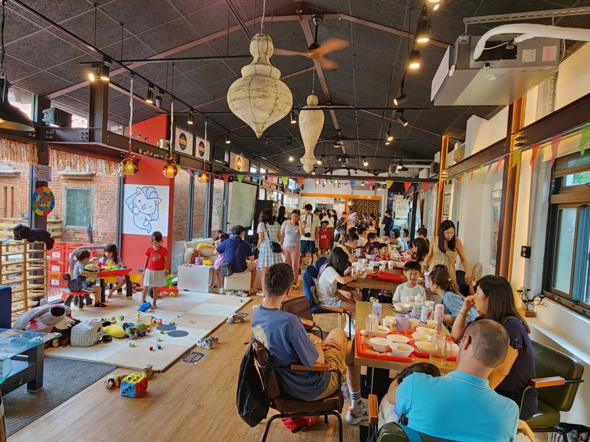 944505 RUMAH Taipei是一間充滿濃濃星國味的共享美食親子空間。圖/iLady編輯團隊攝
