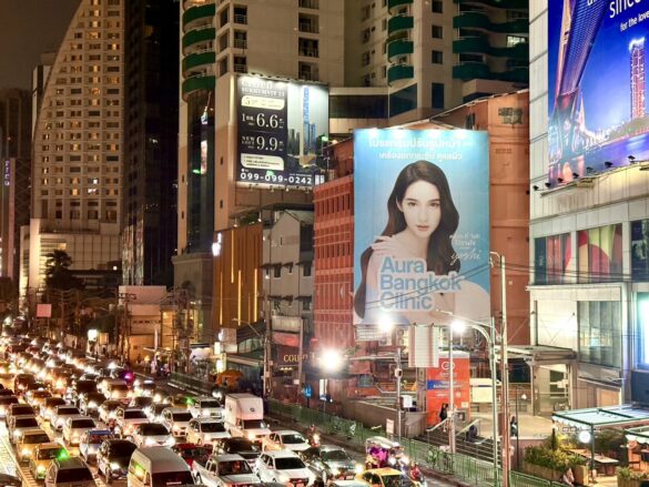 國際大城市曼谷，滿街都是醫美的廣告看板。（圖／Iris.L攝）