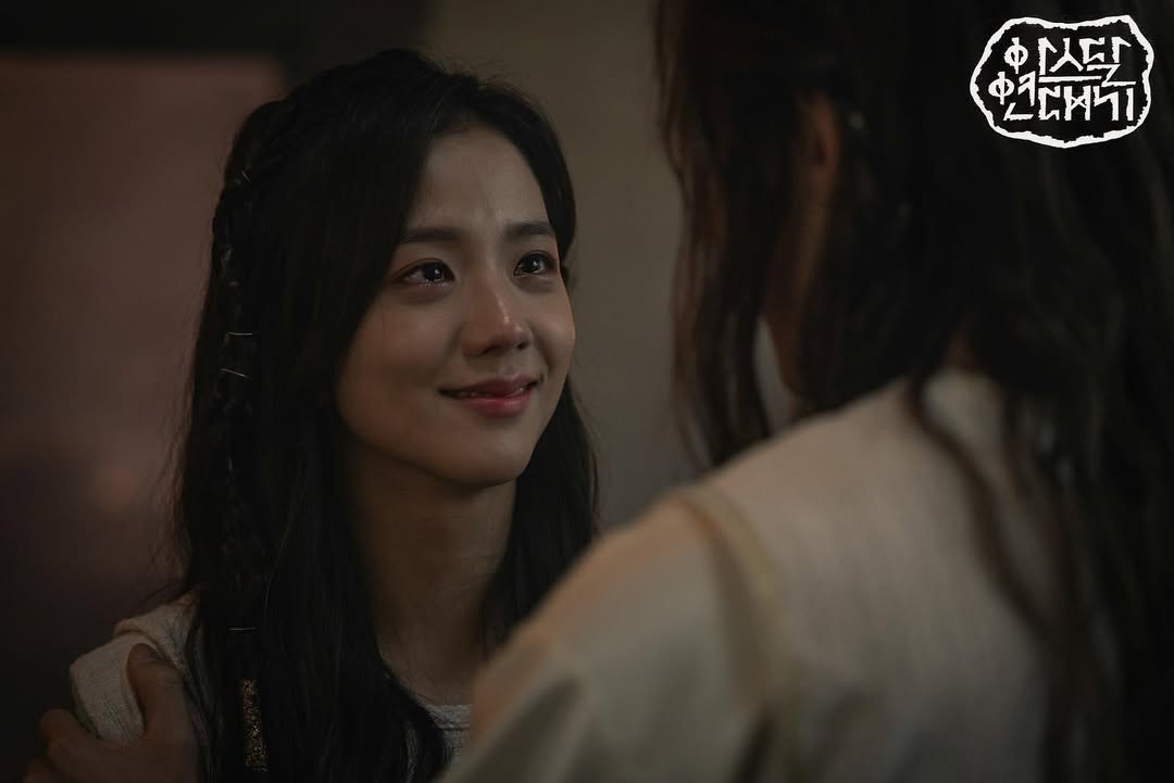 Jisoo 飾演了薩雅（由宋仲基飾演）的已故情人賽娜萊（圖：IG@tvn_drama）