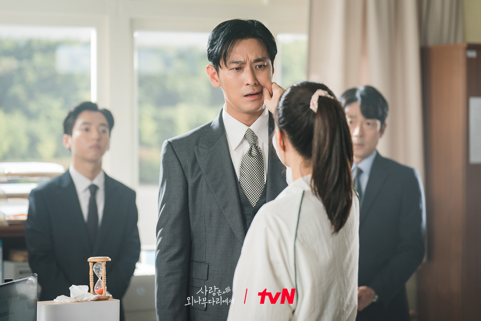 心情低落態度也要記得態度不要180度大轉變。（圖／tvN，《愛在獨木橋》劇照）