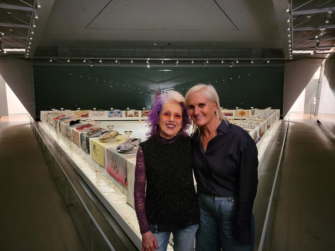 Judy Chicago 受到美國女性史先驅 Gerda Lerner 啟發，連同數百多名支持者合作完成《晚宴》的大作（圖：IG@judy.chicago）