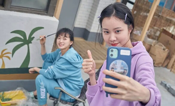 2025 年 6 大旅遊趨勢（上）：AI 科技成旅遊管家、父母不分財產拿去旅遊？（圖：《原本以為只是手機掉了》劇照）