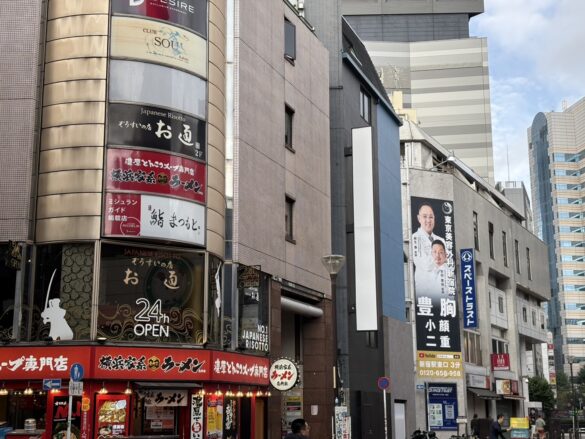 在夜生活熱鬧的歌舞伎町，就能看到不少醫美診所林立。（圖／Iris.L攝）