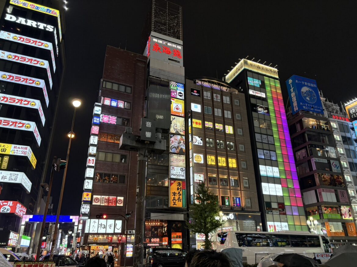 日本的醫美診所，大多藏在琳瑯滿目的招牌中。（圖／Iris.L攝）