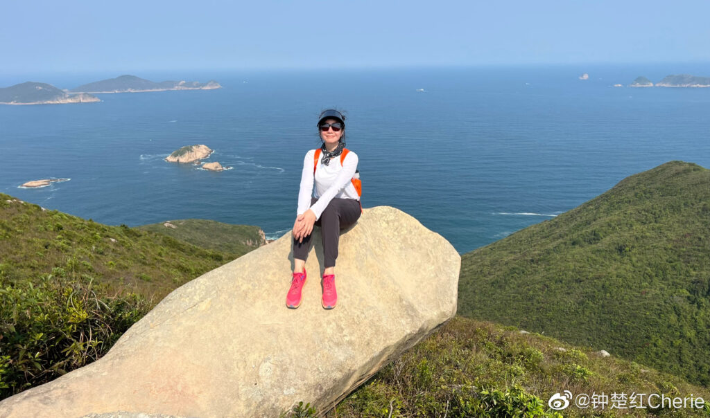 鍾楚紅愛爬山，靠運動維持身體機能。（圖／鍾楚红Cherie微博）