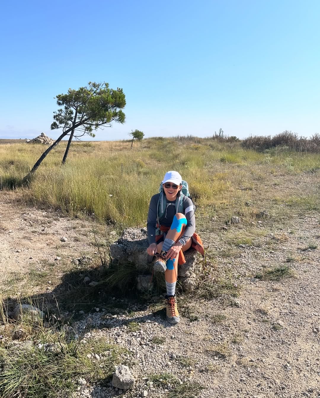 登山靴會一直跑進小石頭，鞋帶不斷重新綁，吼超煩！（圖：IG@pai_anan）