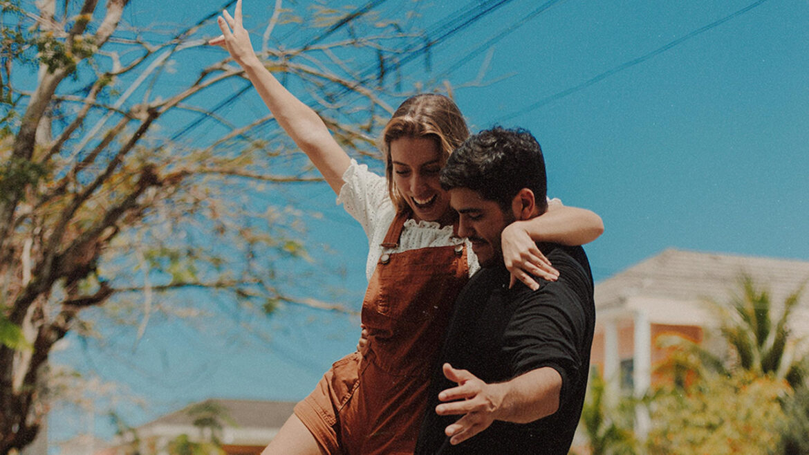 尋找伴侶時記得學會愛自己並尊重自己。（圖／Pexels）