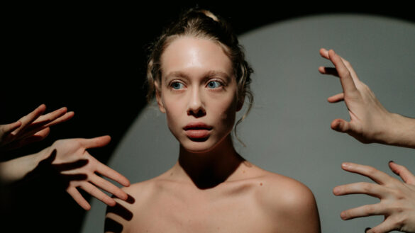 從小動作探索內心世界。（圖／Pexels）