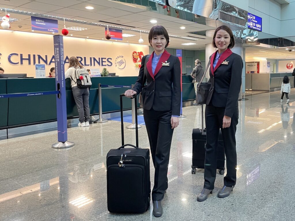 華航女性空服員的褲裝制服在 2025 年初正式上線（圖/ 中華航空）