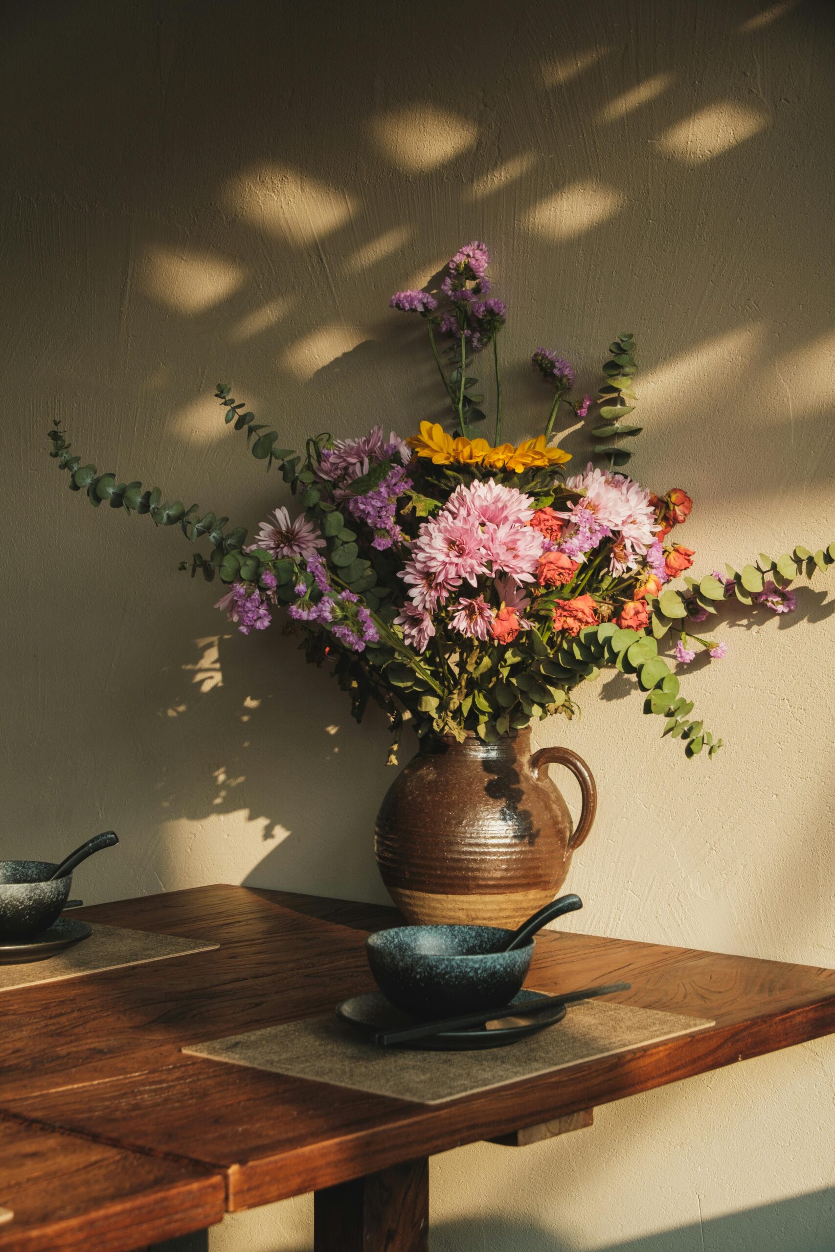 在家佈置花瓶與鮮花：讓桃花開得更燦爛。（圖／Pexels）