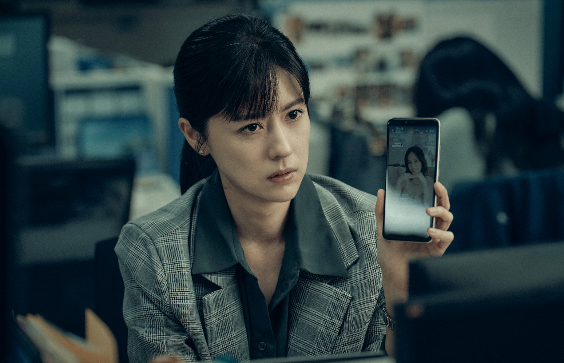 《死了一個娛樂女記者之後》劇照。(圖/@Netflix)