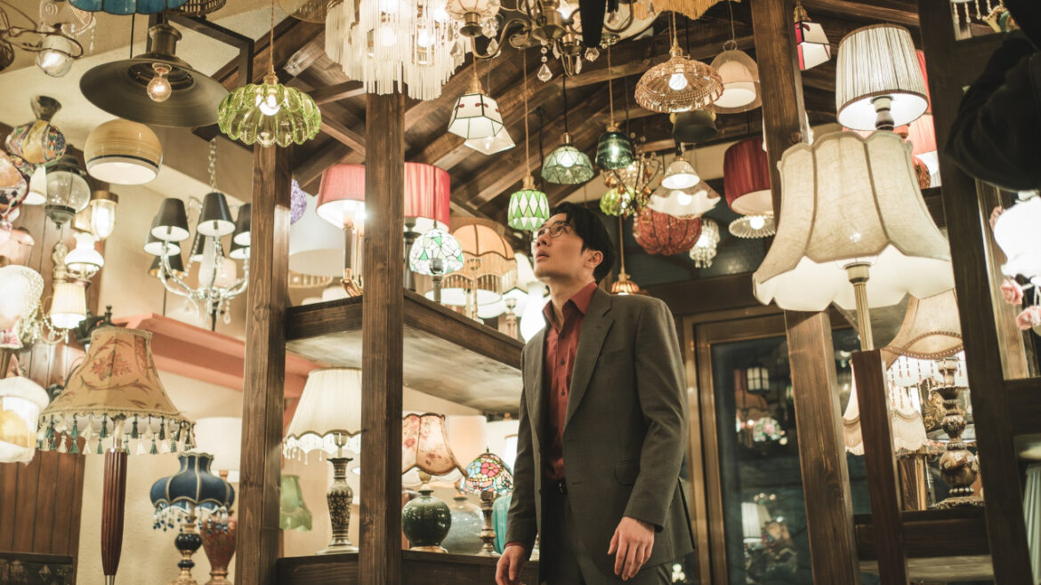 FotoJet 《照明商店》劇照。(圖/Disney+)