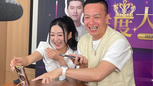 直播主霓霓專業講解,搭配小鐘唱說演繹無冷場,整場直播節奏明快、笑聲連連,輕鬆帶出產品亮點。(圖片來源:就醬播) 直播主霓霓專業講解,搭配小鐘唱說演繹無冷場,整場直播節奏明快、笑聲連連,輕鬆帶出產品亮點。(圖片來源:就醬播)