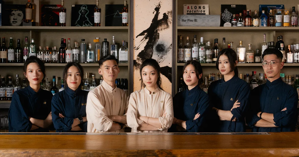 4568dse 中央為「Bar Pine 松」的主理人兼調酒師侯絮銨(Ariel)以及團隊(圖:Bar Pine 松)