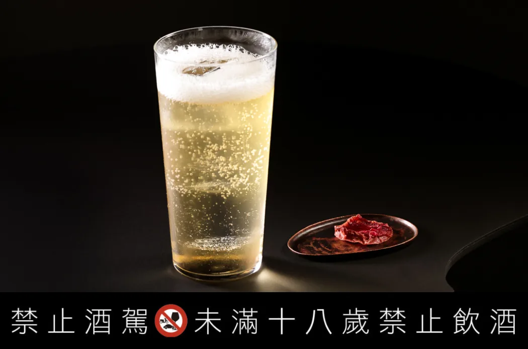 456sdwe 菜市場系列「野生山苦瓜/肖楠木/梅子/柚香金萱」使用台灣肖楠木、話梅自製的利口酒,搭配柚香金萱茶氣泡水(圖:Bar Pine 松)