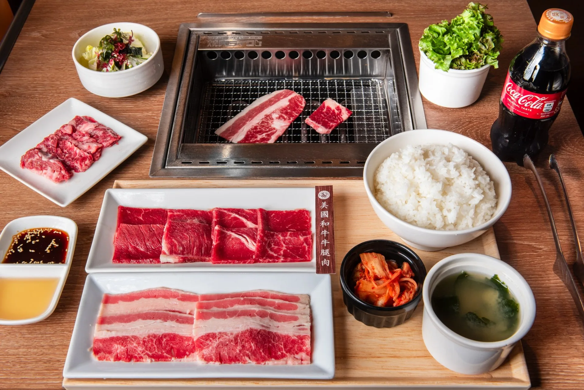 481820343 來自日本東京的「燒肉 LIKE」,以其獨特的單人燒肉體驗聞名(圖:FB@焼肉ライク)