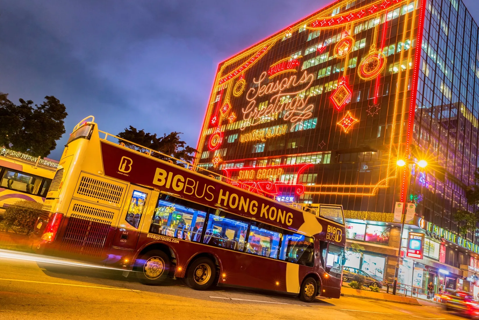 Sino Christmas Lights Bus Tour 晚間敞篷大巴遊,輕鬆坐著欣賞沿路街景與夜色(圖:香港旅遊局)