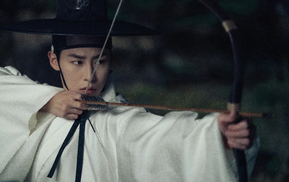 dgew 改編自張多惠同名小說,《吞金》這部充滿懸疑氛圍的古裝韓劇(圖:Netflix)