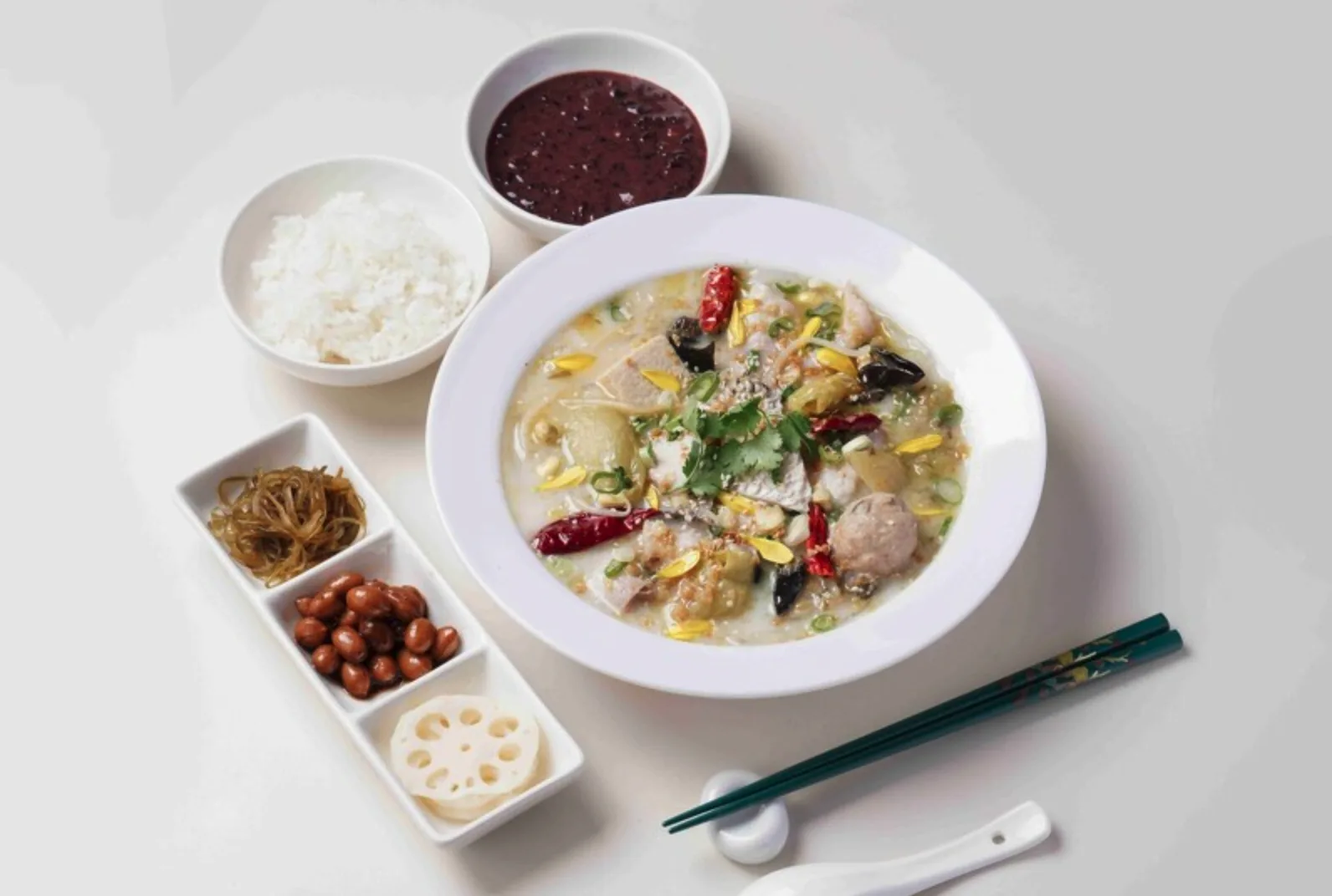 jkjlk 單人餐有酸菜魚、白飯、3 樣小菜和 1 份甜點,份量飽足(圖:姥姥酸菜魚)