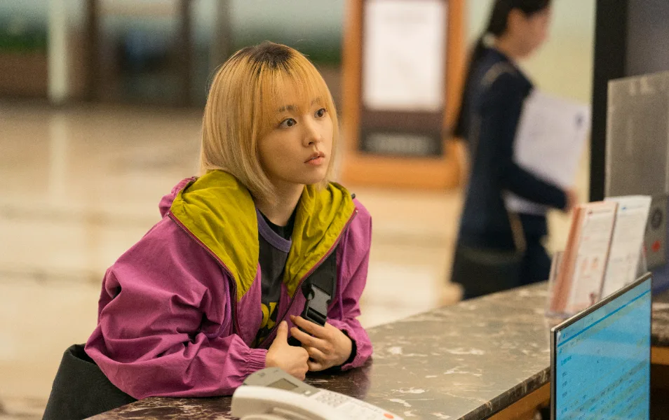 rrte 韓劇《未知的首爾》中,朴寶英首度挑戰一人分飾四角演出(圖:Netflix)
