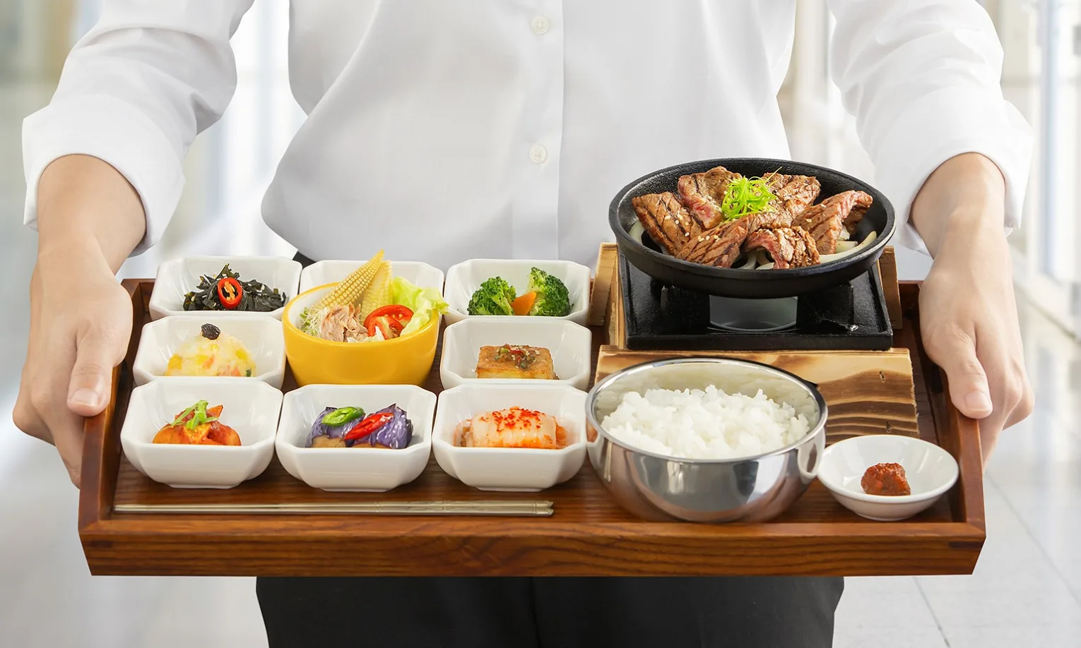 sdfweds 石鍋拌飯、豆腐煲、炙火烤肉、炸醬麵等配上九宮格小菜,非常豐盛(圖:FB@偷飯賊 밥도둑 )