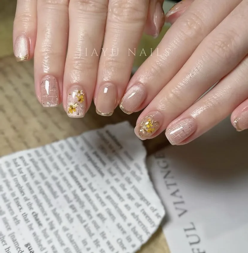2. 乾燥花透明美甲|清新夢幻的仙氣派對(圖:IG@jiayu_nails) 2. 乾燥花透明美甲|清新夢幻的仙氣派對(圖:IG@jiayu_nails)