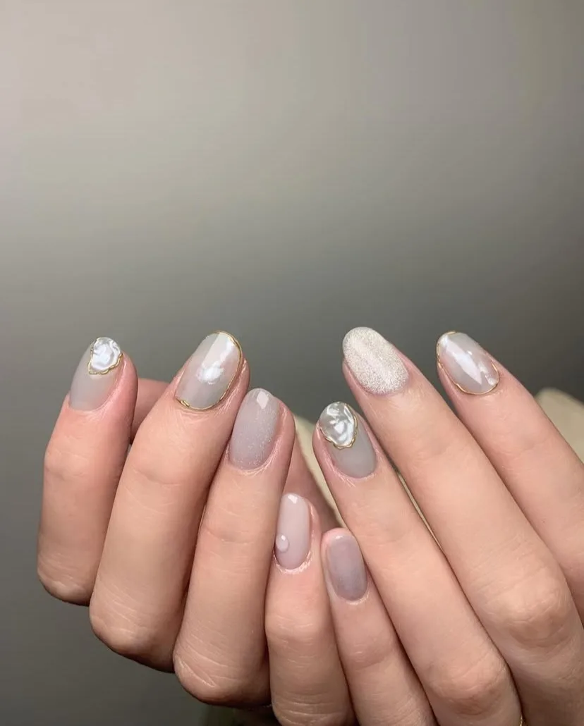 3. 裸粉珍珠點綴|溫柔中帶有小巧思(圖:IG@zhennail) 3. 裸粉珍珠點綴|溫柔中帶有小巧思(圖:IG@zhennail)