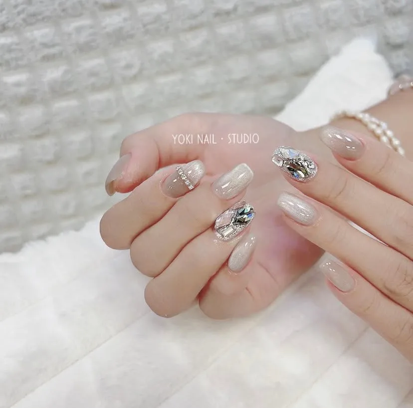 5. 閃鑽亮片滿版|指尖也要閃耀全場(圖:IG@yoki.nails_) 5. 閃鑽亮片滿版|指尖也要閃耀全場(圖:IG@yoki.nails_)