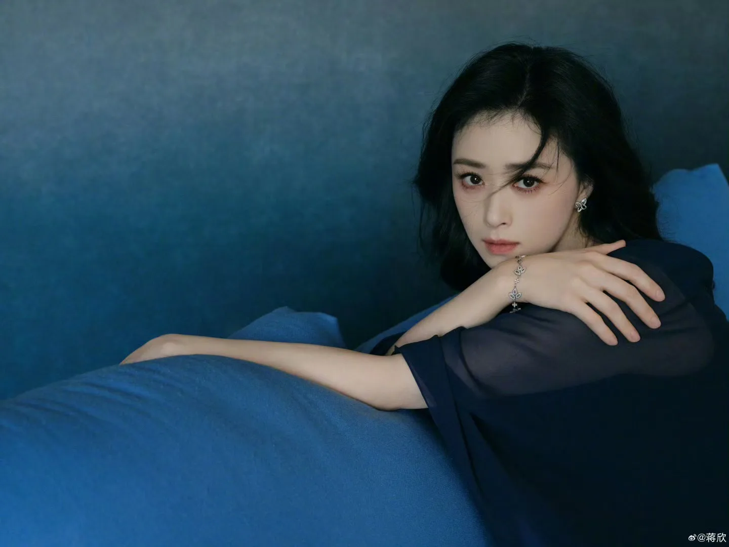 粉絲問蔣欣為何不結婚，她回應：「為什麼要跟自己過不去呢？」（圖：微博@蔣欣）
