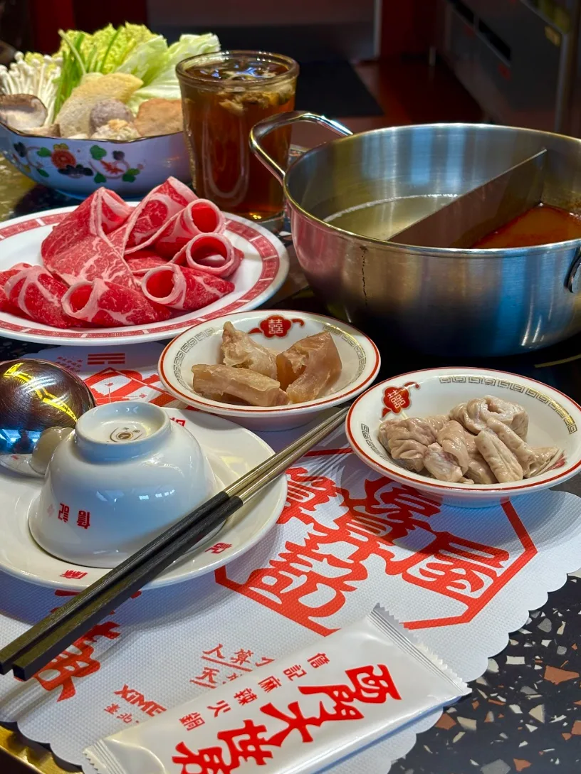 4564654563 除了台式麻辣湯頭、招牌的滑嫩鴨血與入魂豆腐外,個人鍋菜單特別加入多種好料(圖:詹記麻辣火鍋)