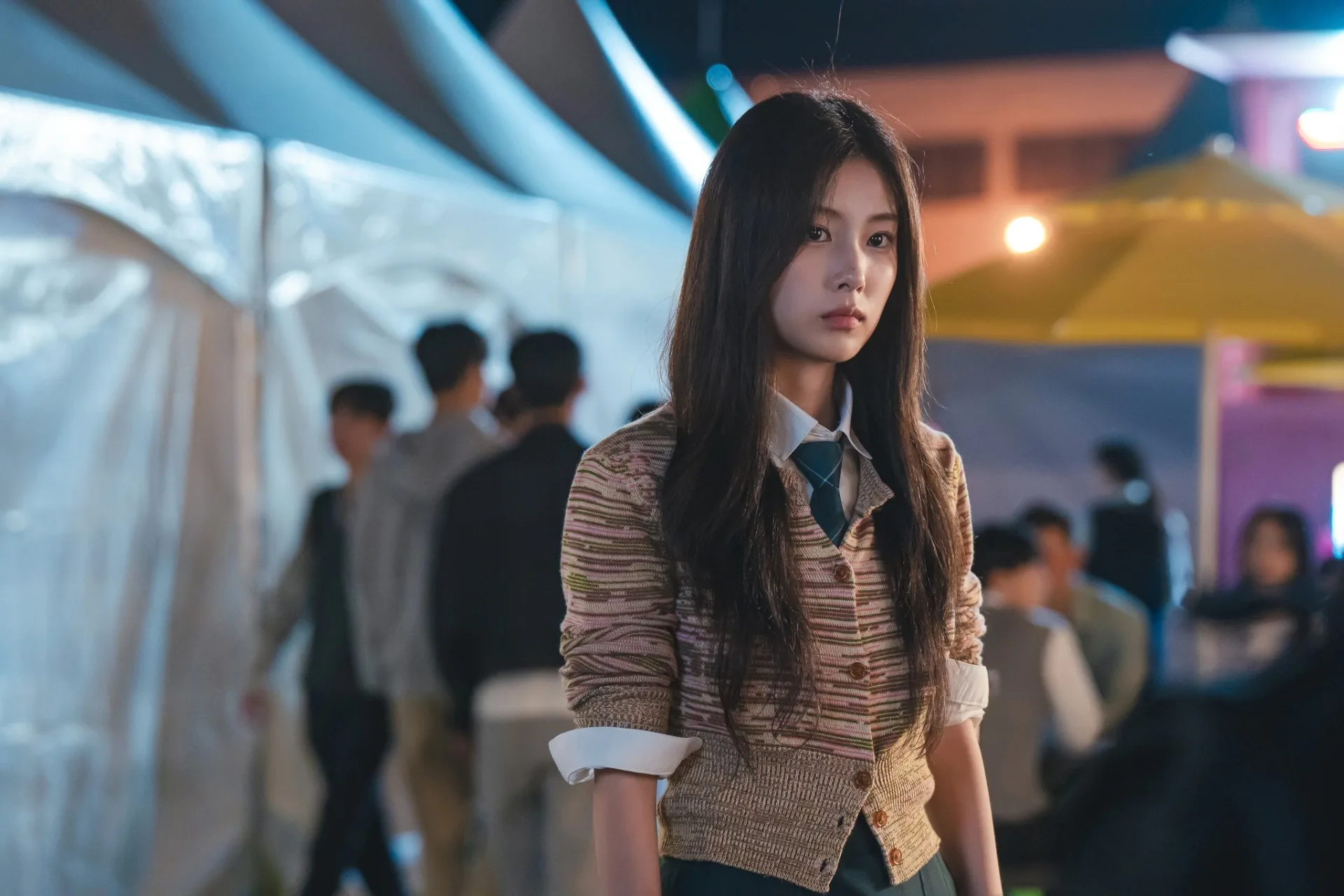 490092156 人的氣場可以藉由外在而改變。(圖/Netflix,《善意的戰爭 》劇照)