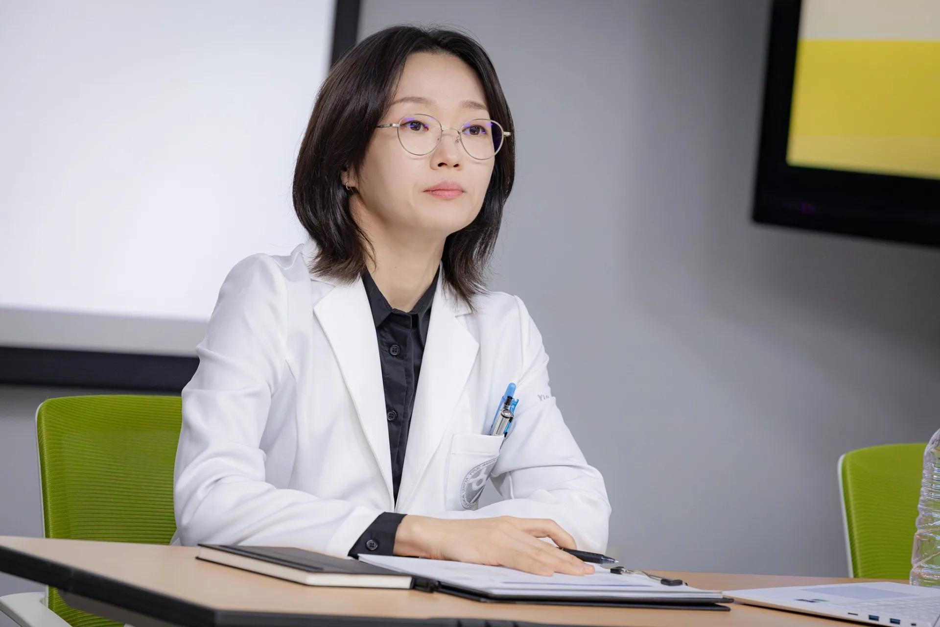 493937805 有時候專業能力也能夠影響自己所散發的魅力。(圖/tvN,《機智住院醫生生活》劇照)