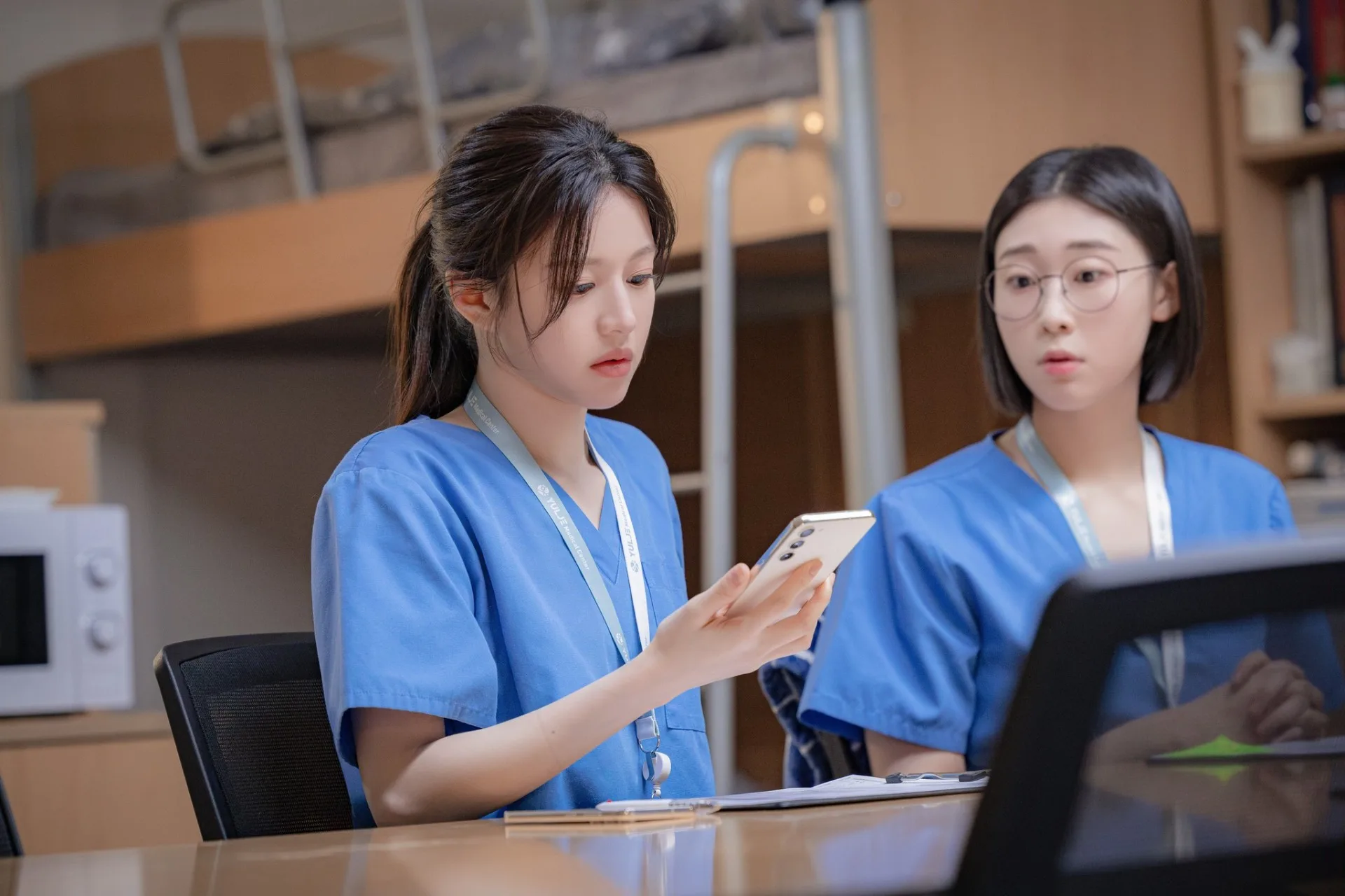 494059166 冷靜應對能更理性分析現況。(圖/Netflix,《機智住院醫生生活》劇照)