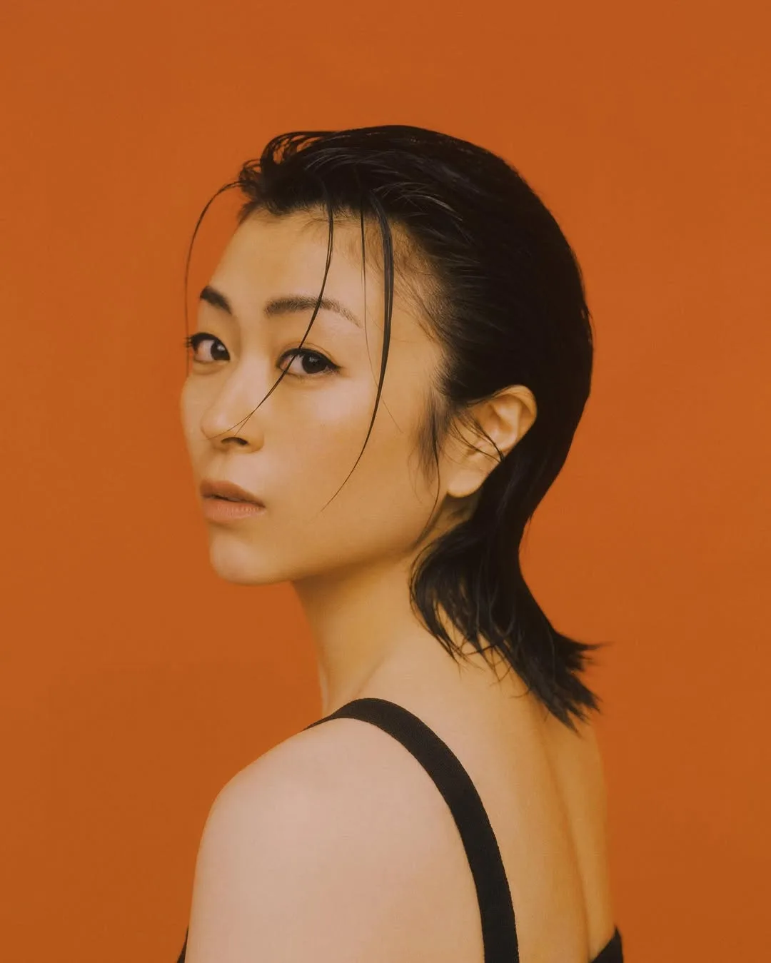 853290 宇多田光的父親是音樂製作人宇多田照實,母親則是昭和時代的演歌歌手藤圭子,她從小在美、日文化中長大(圖:IG@kuma_power)