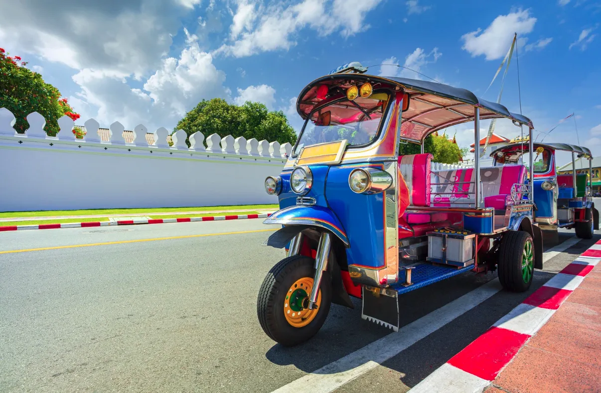 Tuk Tuk 的名字來自發動時的聲音「嘟嘟」，車輛雖簡單，卻風格百變（圖：canva）