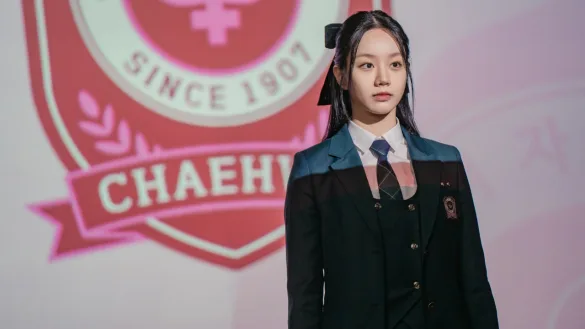 一個人的魅力可能源自於穿搭品味。（圖／Netflix，《善意的戰爭 》劇照）
