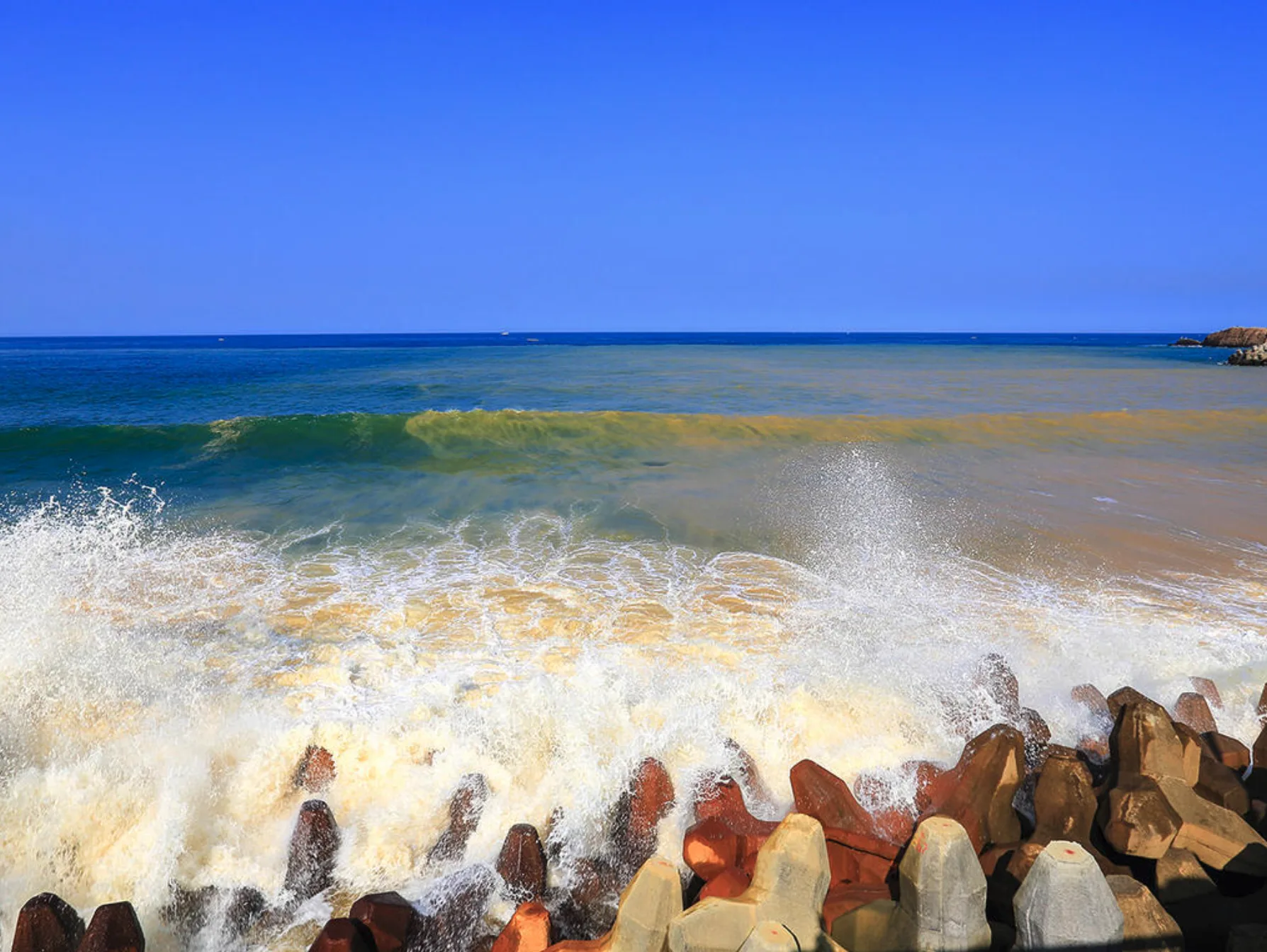 Yin Yang Sea 「陰陽海步道」能看到金黃色和碧藍色海水交界,形成獨特的「陰陽海」自然景觀(圖:新北市觀光旅遊網)