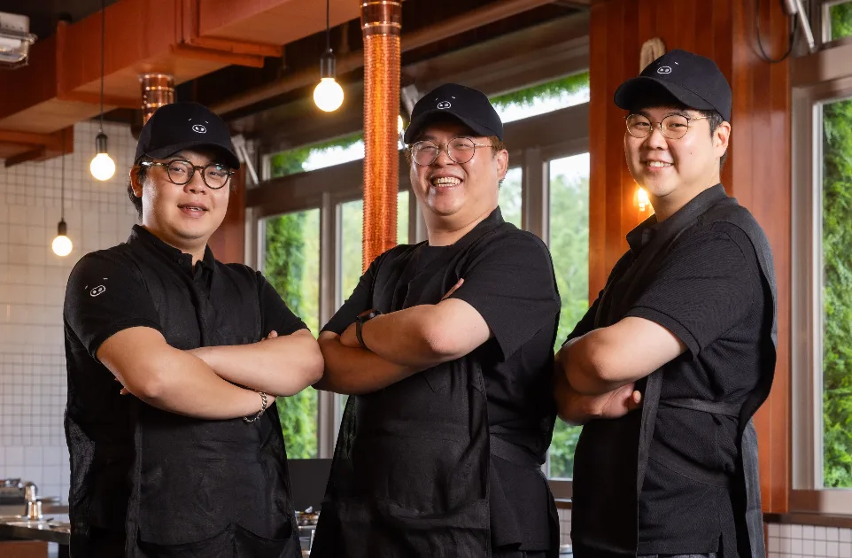 goldpig6 台韓「金豬食堂」堅強陣容,左起為:安煐彬안영빈(韓國)、史峻玹(台灣)、金根浩김근호(韓國)(圖:金豬食堂)