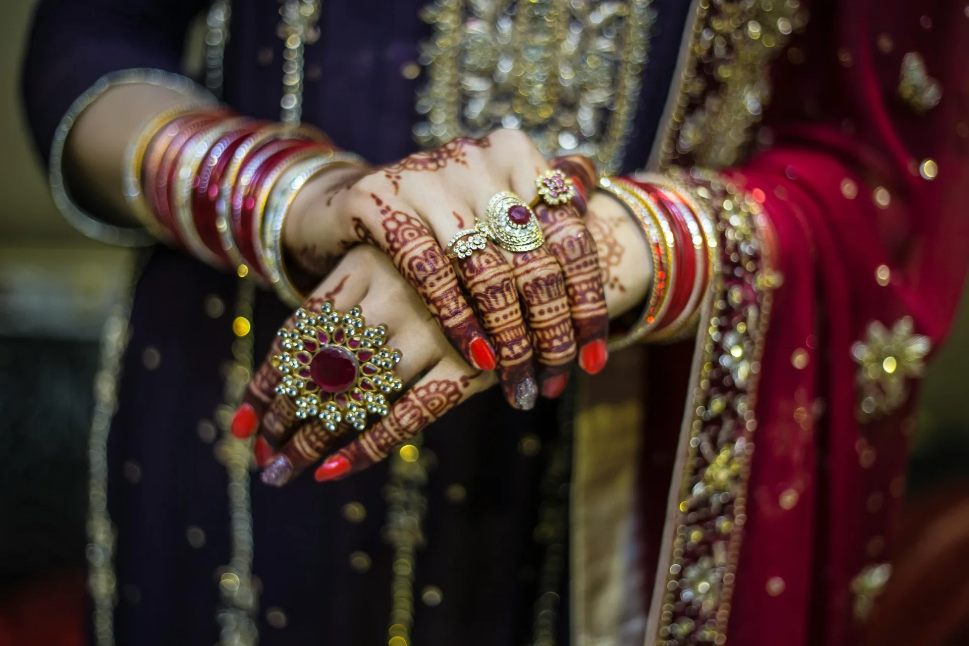 pexels-qazi-1199605 在印度至今仍保有以 Henna 的婚禮儀式,象徵祝福與吉祥。(圖/pexels)