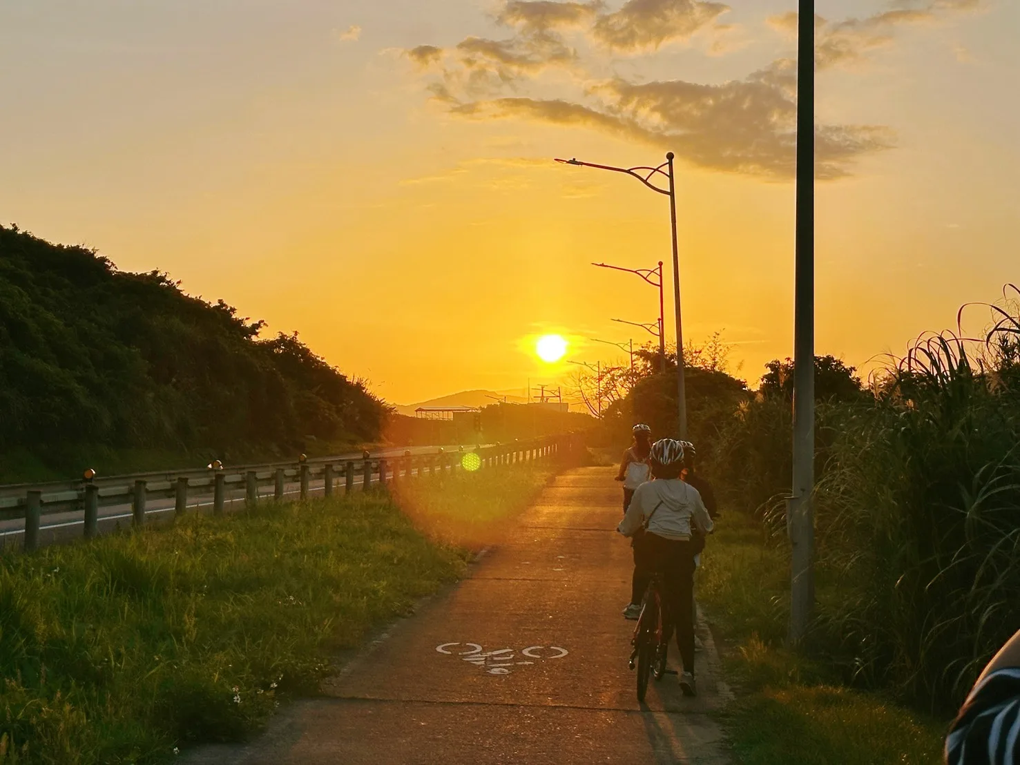 sea16 在夕陽餘暉下,和閨蜜騎著電輔車欣賞台灣這座寶島(圖:iLady 團隊拍攝)