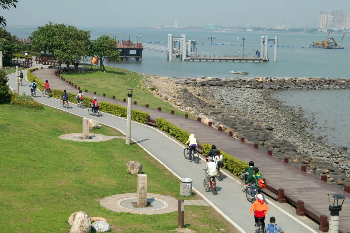 tamsui2 騎上電輔車,沿著淡水河左岸騎行到八里,這段路線平緩又風景宜人(圖:canva)