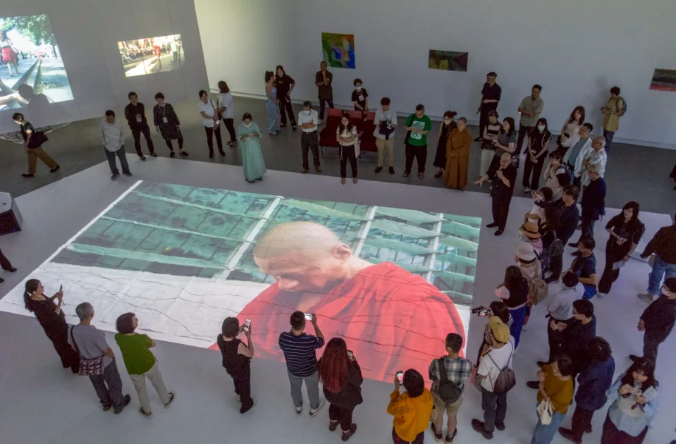 walker2 展覽展出其逾10年來《行者》系列相關手稿、素描、文獻檔案(圖:高美館)