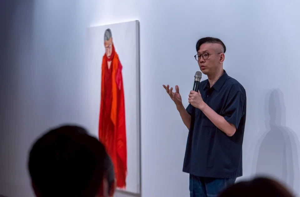 walker9 策展人孫松榮表示:「展場導演手寫的《金剛經》,能說明他的創作思想放下執著、看穿表象,從而追求內心的智慧和自由」(圖:高美館)