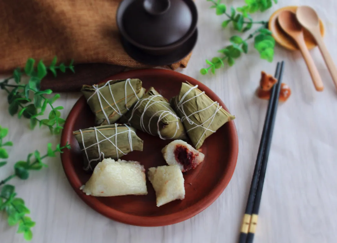 zongzi4 焦糖煎粽子佐豆花醬,使用含有豆沙、棗泥的甜粽即可(圖:canva)