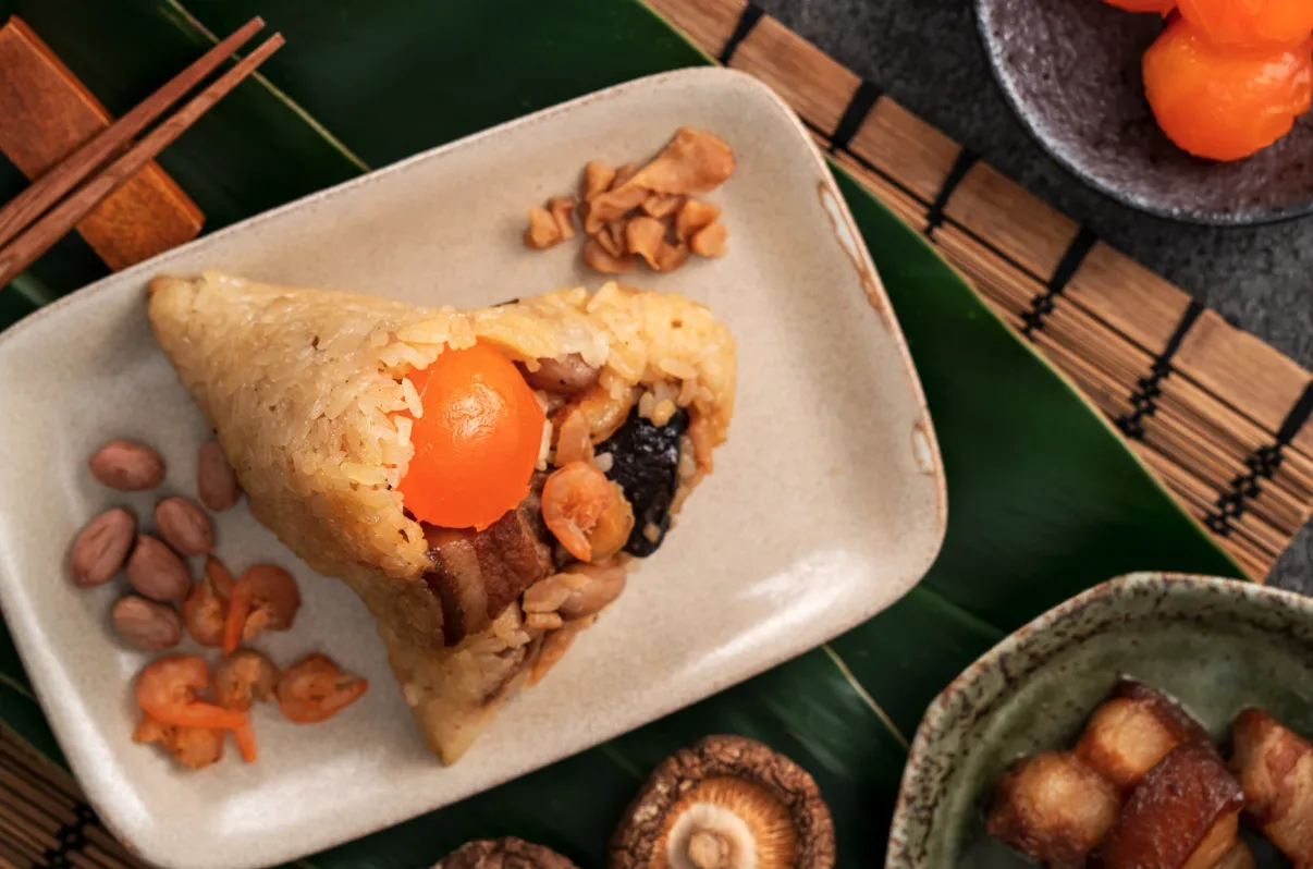 zongzi6 營養師建議大家避免將粽子當作點心,正餐時以 1 顆為限(圖:canva)